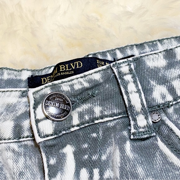 Denim Boulevard High-Waist Acid Wash Jean Shorts - Picture 3 of 6
